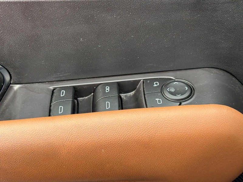 GMC Canyon Vehicle Full-screen Gallery Image 16