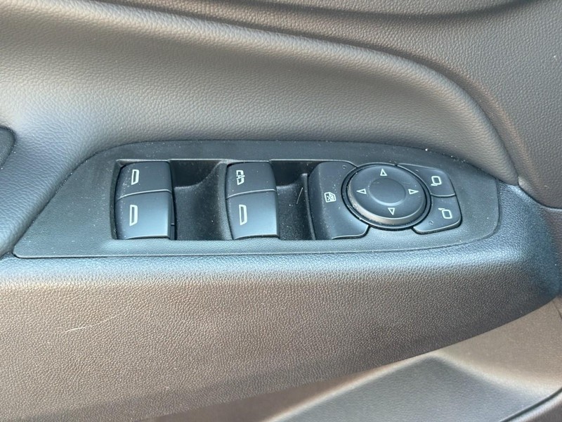 Chevrolet Equinox Vehicle Full-screen Gallery Image 16