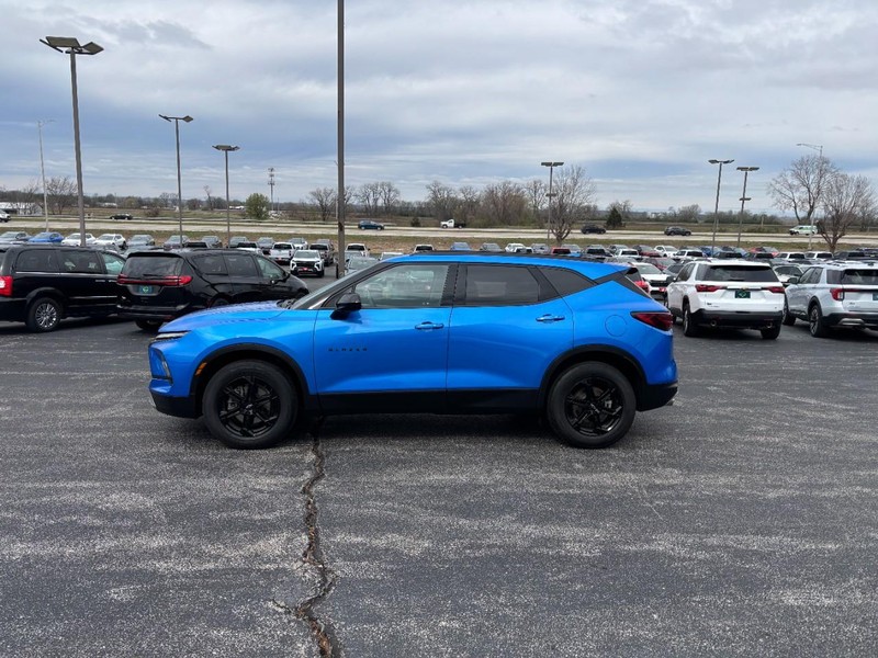 Chevrolet Blazer Vehicle Full-screen Gallery Image 2
