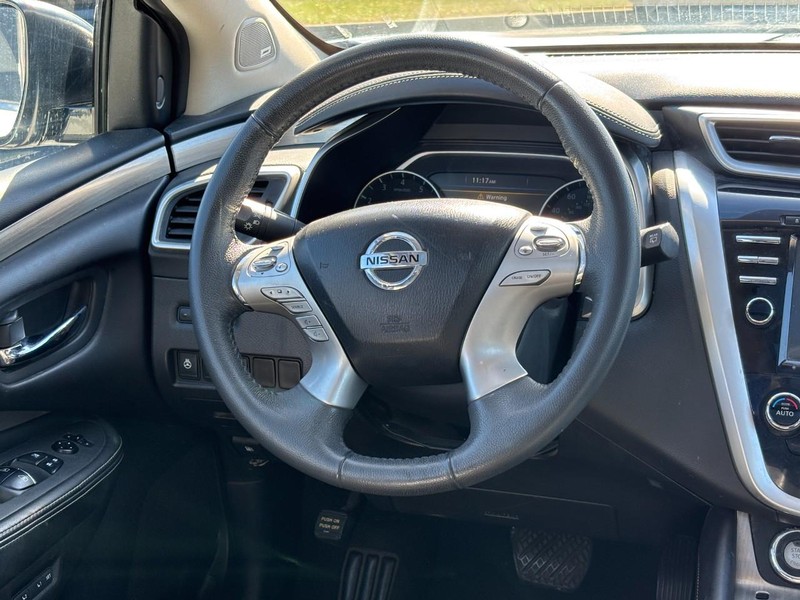 Nissan Murano Vehicle Full-screen Gallery Image 12