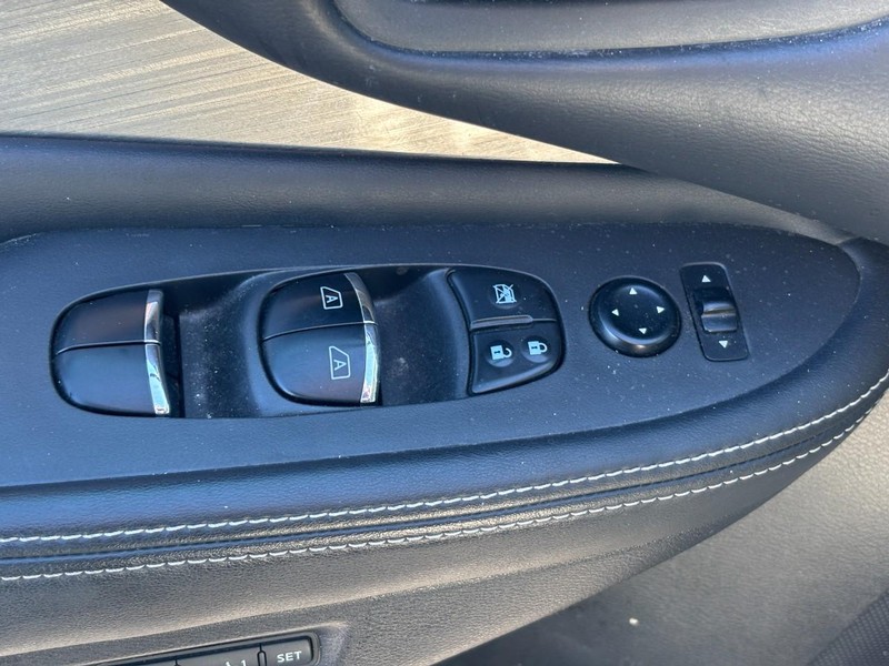 Nissan Murano Vehicle Full-screen Gallery Image 16