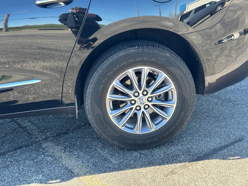 Buick Enclave Vehicle Full-screen Gallery Image 09