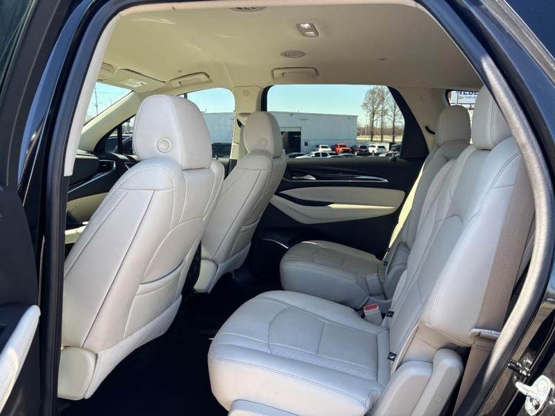 Buick Enclave Vehicle Full-screen Gallery Image 11