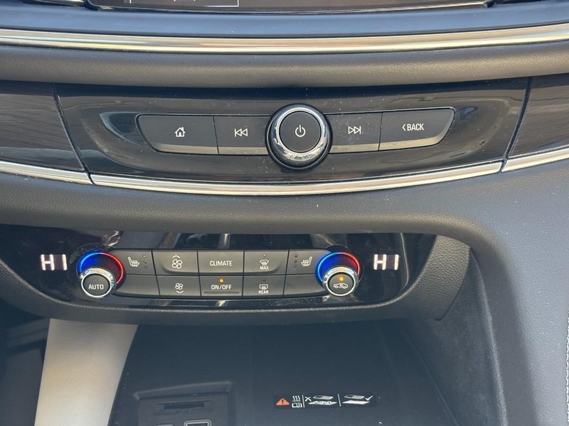 Buick Enclave Vehicle Full-screen Gallery Image 23