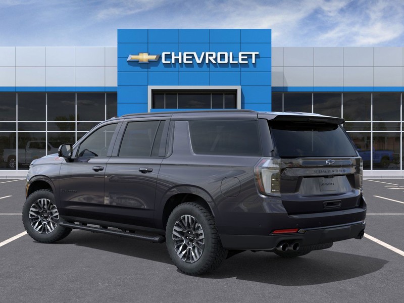 Chevrolet Suburban Vehicle Full-screen Gallery Image 3