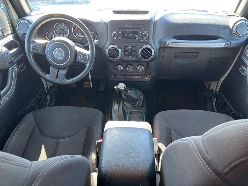 Jeep Wrangler JK Unlimited Vehicle Full-screen Gallery Image 11