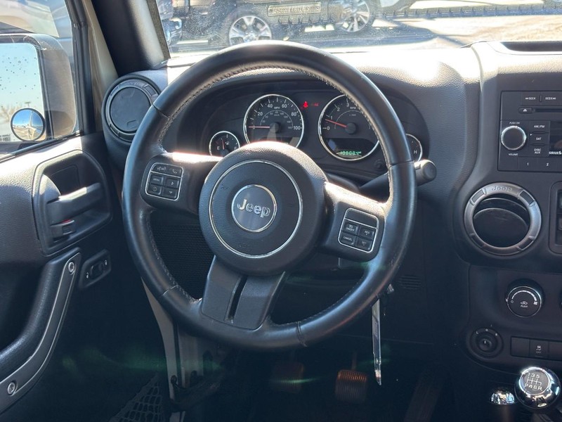 Jeep Wrangler JK Unlimited Vehicle Full-screen Gallery Image 12