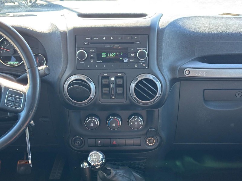 Jeep Wrangler JK Unlimited Vehicle Full-screen Gallery Image 13