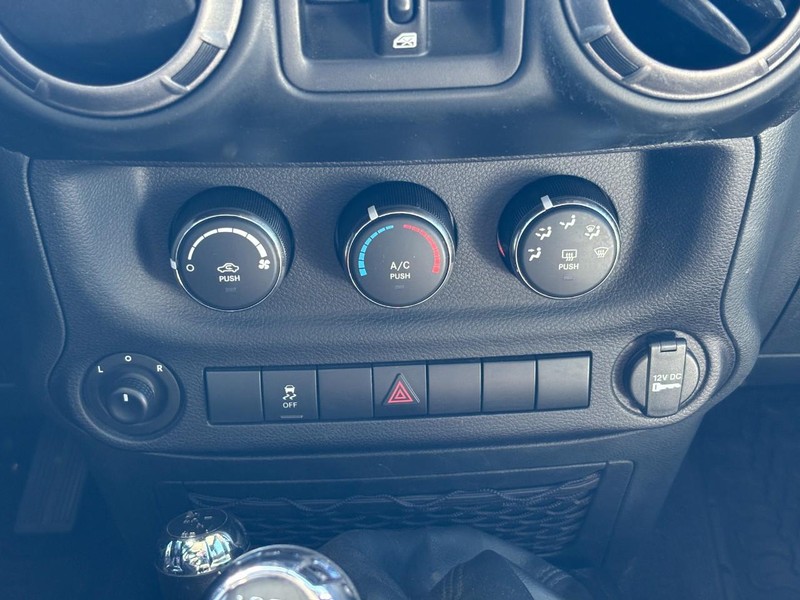 Jeep Wrangler JK Unlimited Vehicle Full-screen Gallery Image 21