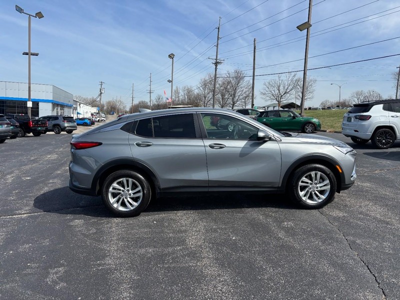 Buick Envista Vehicle Full-screen Gallery Image 06