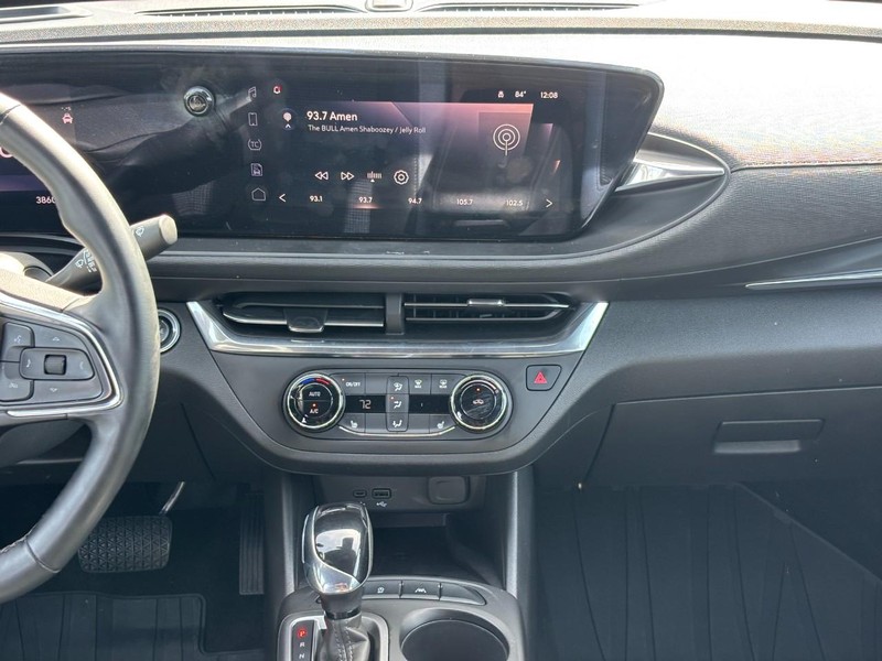 Buick Envista Vehicle Full-screen Gallery Image 13