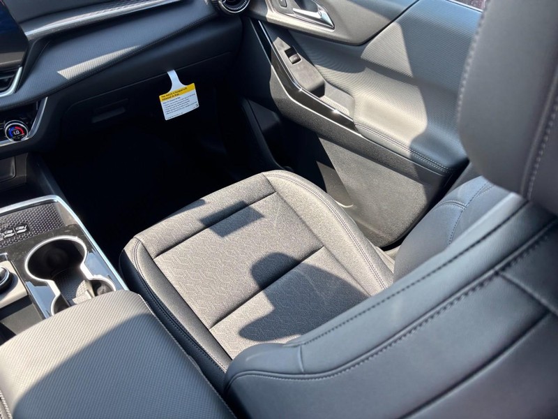 Chevrolet Equinox Vehicle Full-screen Gallery Image 9