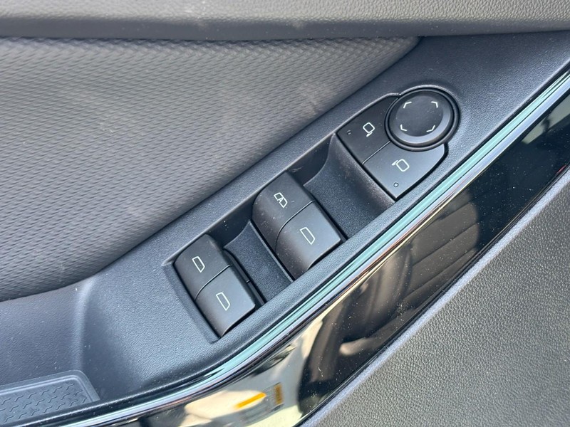 Chevrolet Equinox Vehicle Full-screen Gallery Image 11