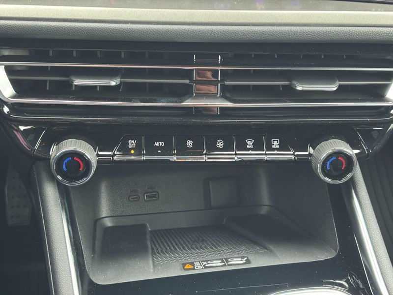 Chevrolet Traverse Vehicle Full-screen Gallery Image 19
