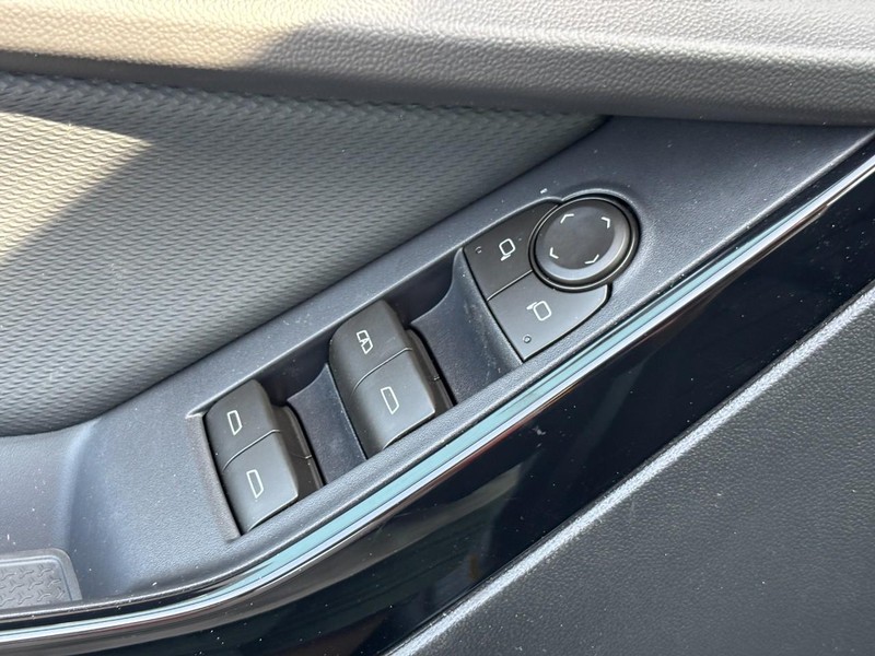 Chevrolet Equinox Vehicle Full-screen Gallery Image 11