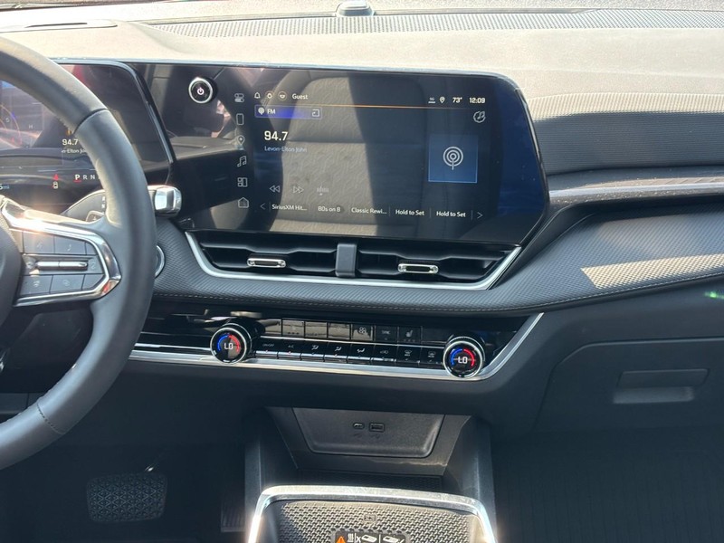 Chevrolet Equinox Vehicle Full-screen Gallery Image 8