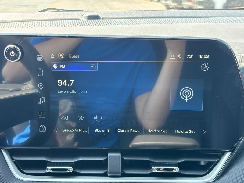 Chevrolet Equinox Vehicle Full-screen Gallery Image 15