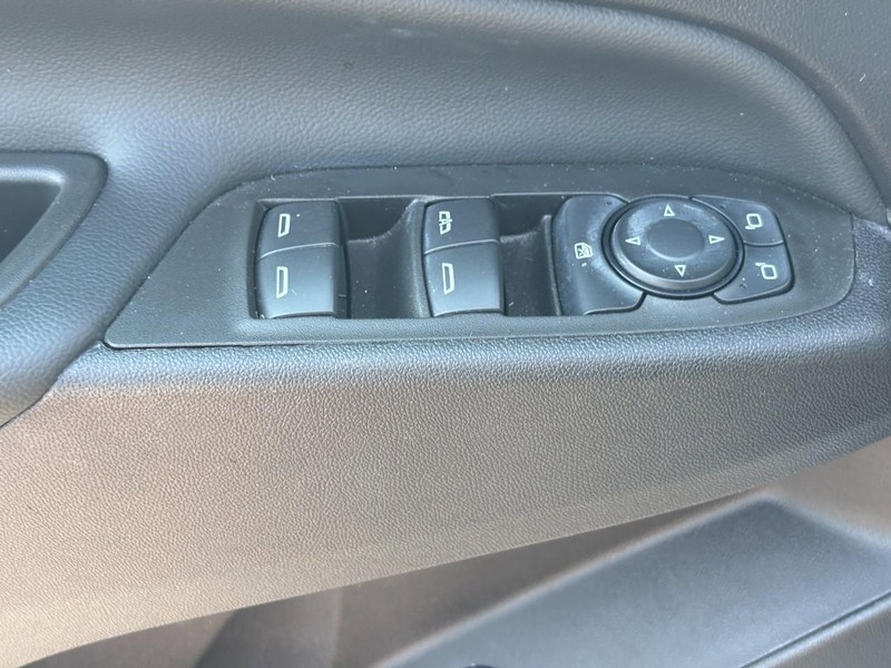 Chevrolet Equinox Vehicle Full-screen Gallery Image 16