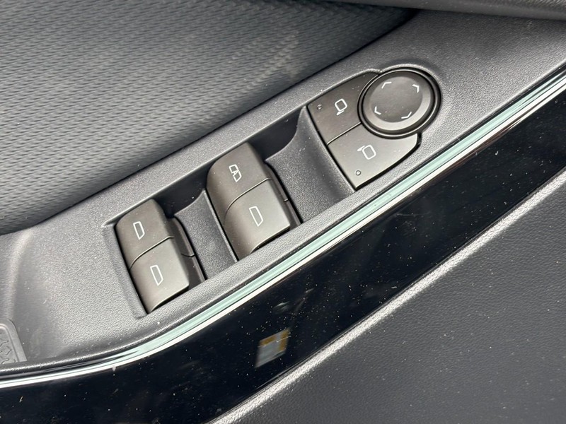 Chevrolet Equinox Vehicle Full-screen Gallery Image 11