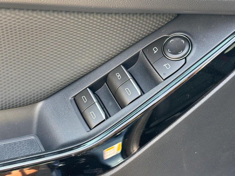 Chevrolet Equinox Vehicle Full-screen Gallery Image 11