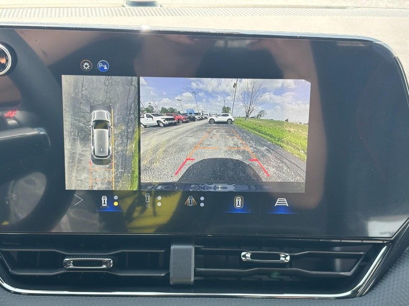 Chevrolet Equinox Vehicle Full-screen Gallery Image 17