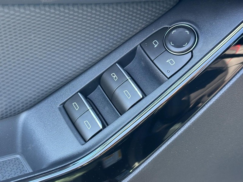 Chevrolet Equinox Vehicle Full-screen Gallery Image 11