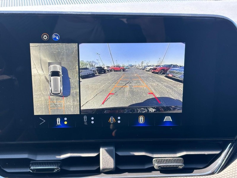 Chevrolet Equinox Vehicle Full-screen Gallery Image 17