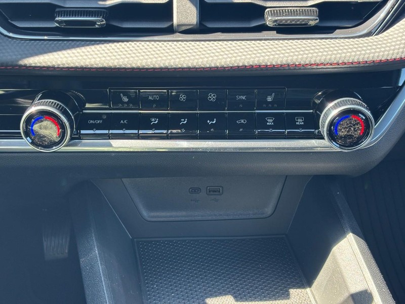 Chevrolet Equinox Vehicle Full-screen Gallery Image 18