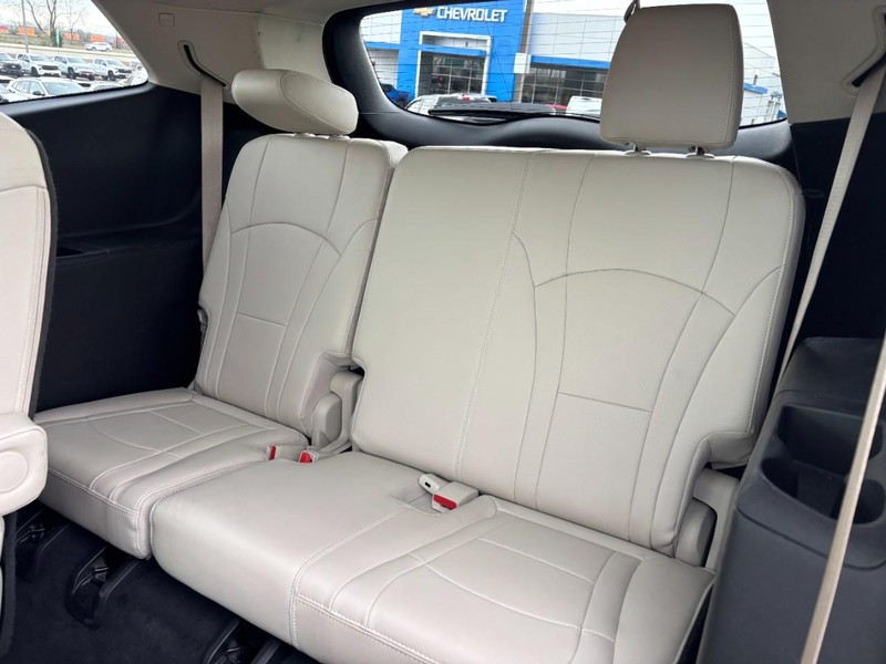 Buick Enclave Vehicle Full-screen Gallery Image 10