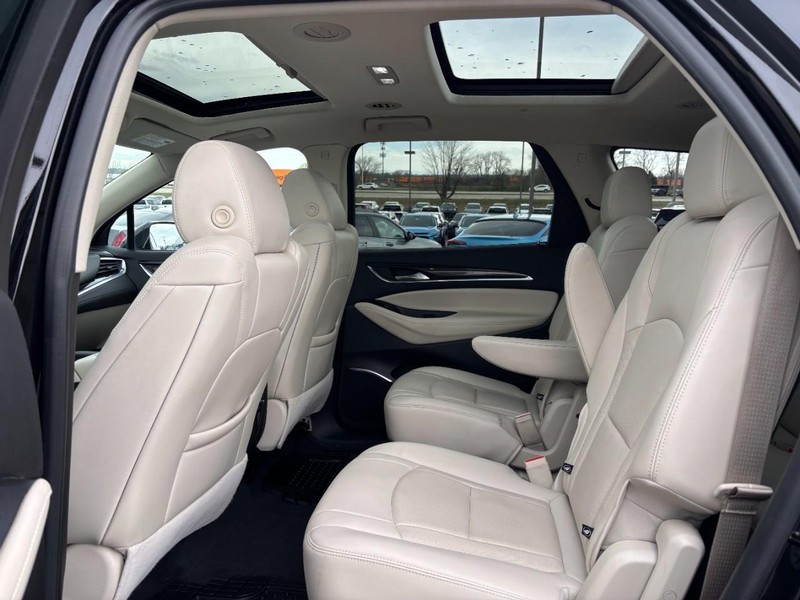 Buick Enclave Vehicle Full-screen Gallery Image 11