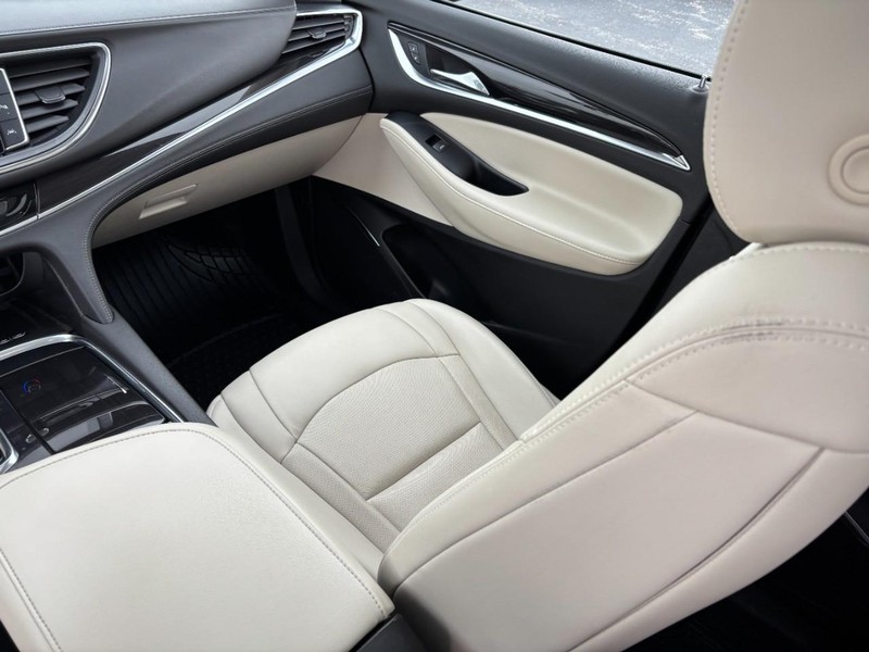 Buick Enclave Vehicle Full-screen Gallery Image 15