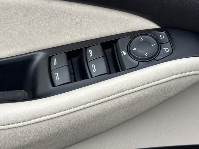 Buick Enclave Vehicle Full-screen Gallery Image 17