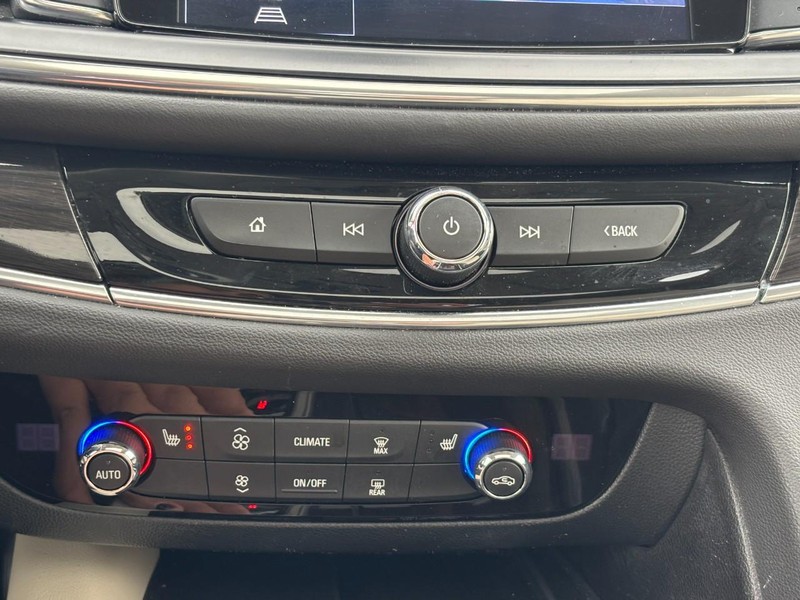 Buick Enclave Vehicle Full-screen Gallery Image 23