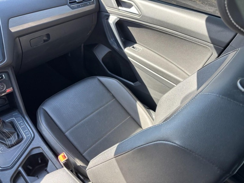 Volkswagen Tiguan Vehicle Full-screen Gallery Image 14