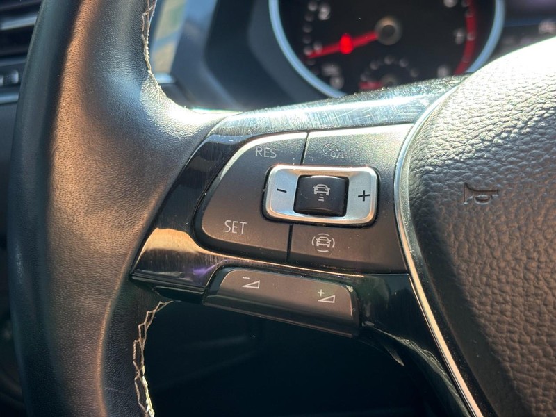 Volkswagen Tiguan Vehicle Full-screen Gallery Image 17