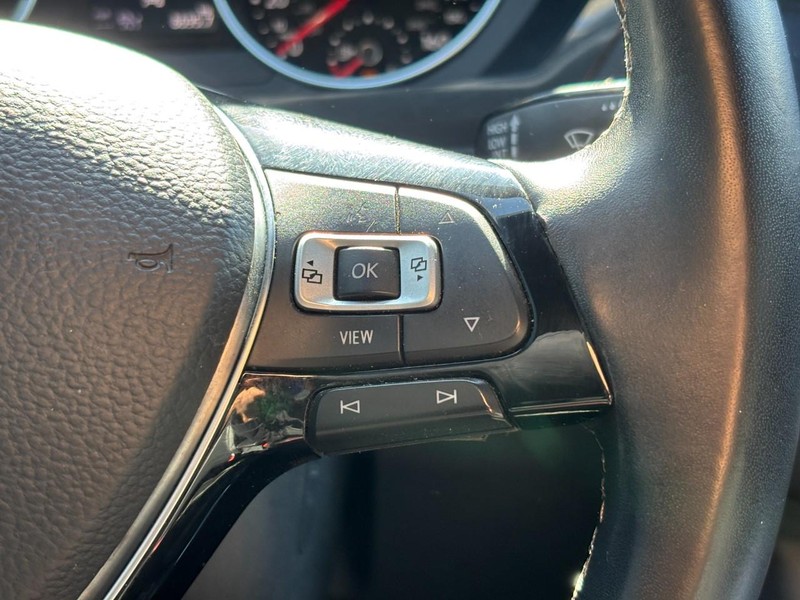 Volkswagen Tiguan Vehicle Full-screen Gallery Image 18