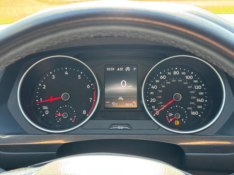 Volkswagen Tiguan Vehicle Full-screen Gallery Image 19