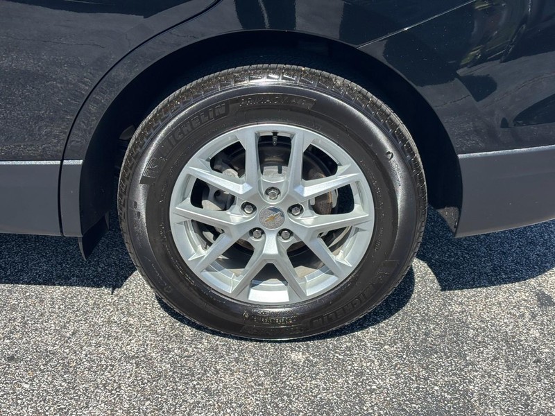 Chevrolet Equinox Vehicle Full-screen Gallery Image 9
