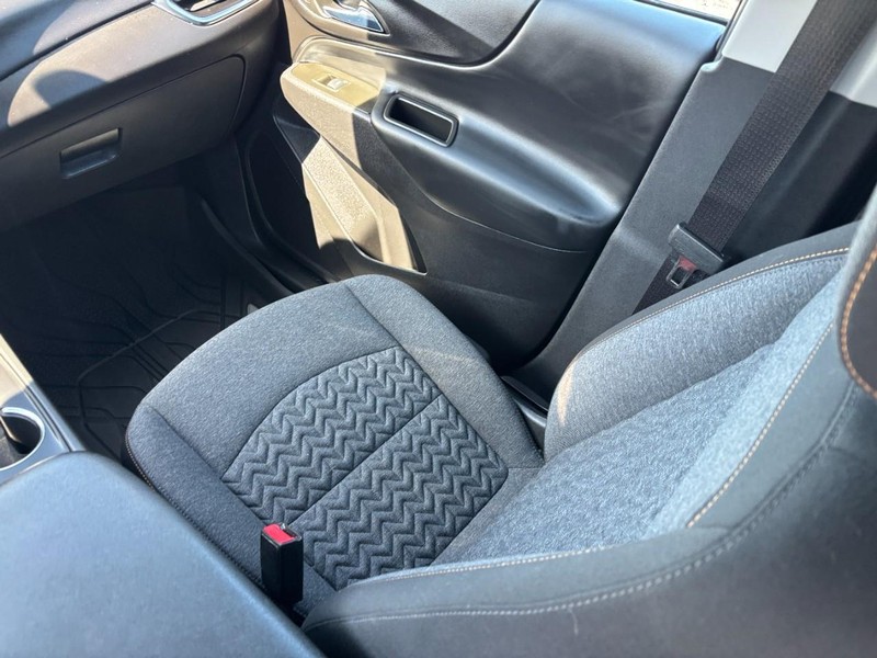Chevrolet Equinox Vehicle Full-screen Gallery Image 14