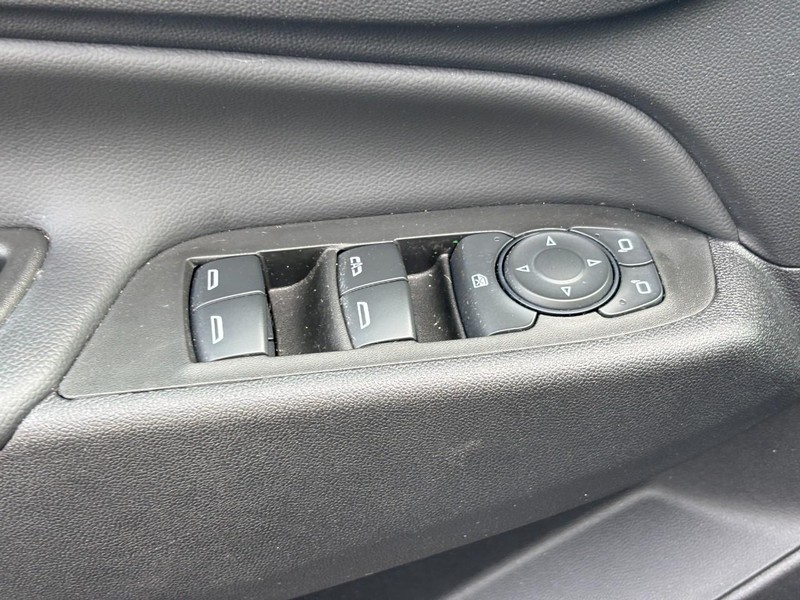 Chevrolet Equinox Vehicle Full-screen Gallery Image 16
