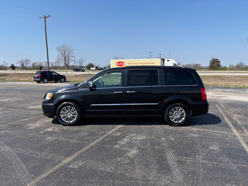 Chrysler Town & Country Vehicle Full-screen Gallery Image 2