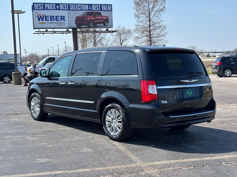 Chrysler Town & Country Vehicle Full-screen Gallery Image 3
