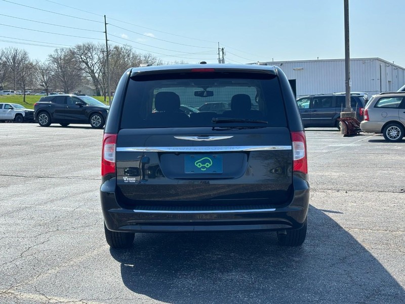 Chrysler Town & Country Vehicle Full-screen Gallery Image 4