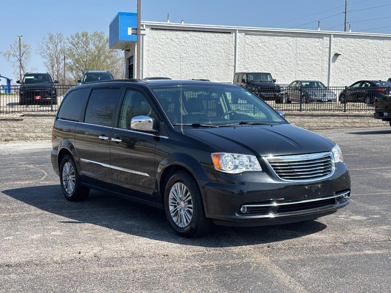 Chrysler Town & Country Vehicle Full-screen Gallery Image 7