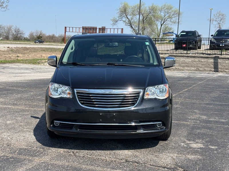 Chrysler Town & Country Vehicle Full-screen Gallery Image 8