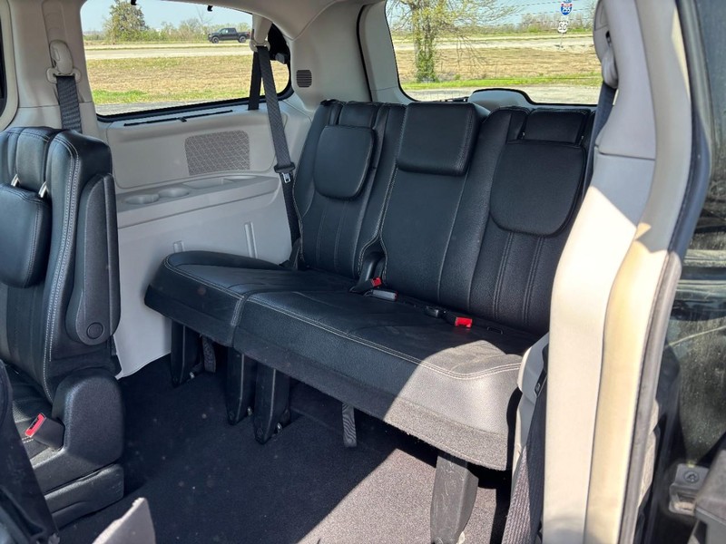 Chrysler Town & Country Vehicle Full-screen Gallery Image 10