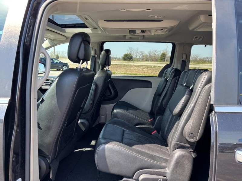 Chrysler Town & Country Vehicle Full-screen Gallery Image 11