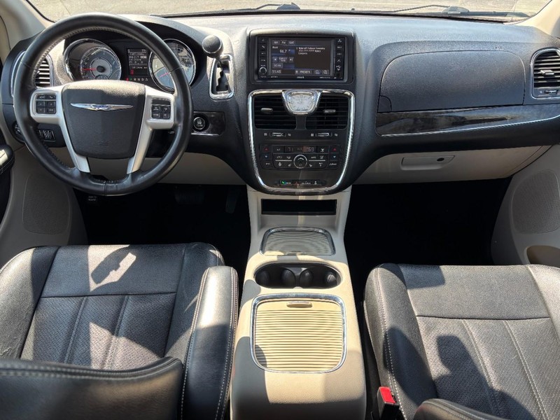 Chrysler Town & Country Vehicle Full-screen Gallery Image 12