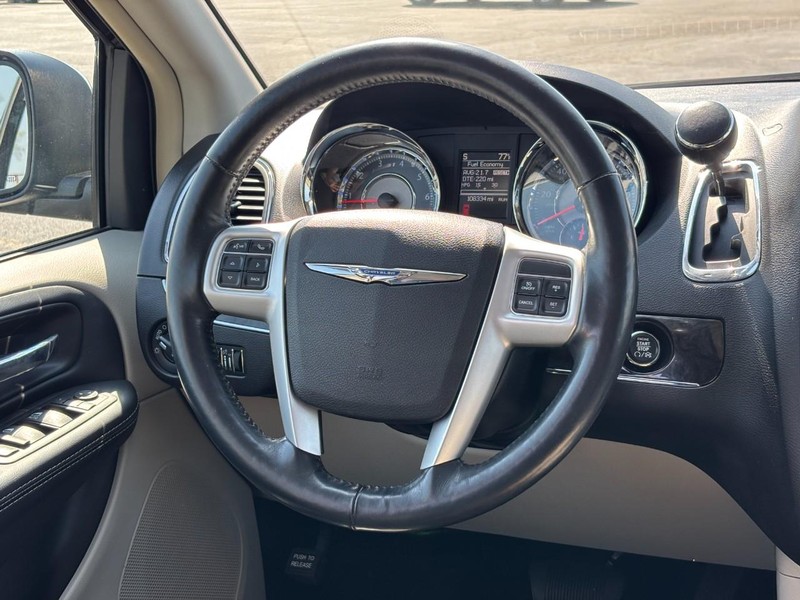 Chrysler Town & Country Vehicle Full-screen Gallery Image 13