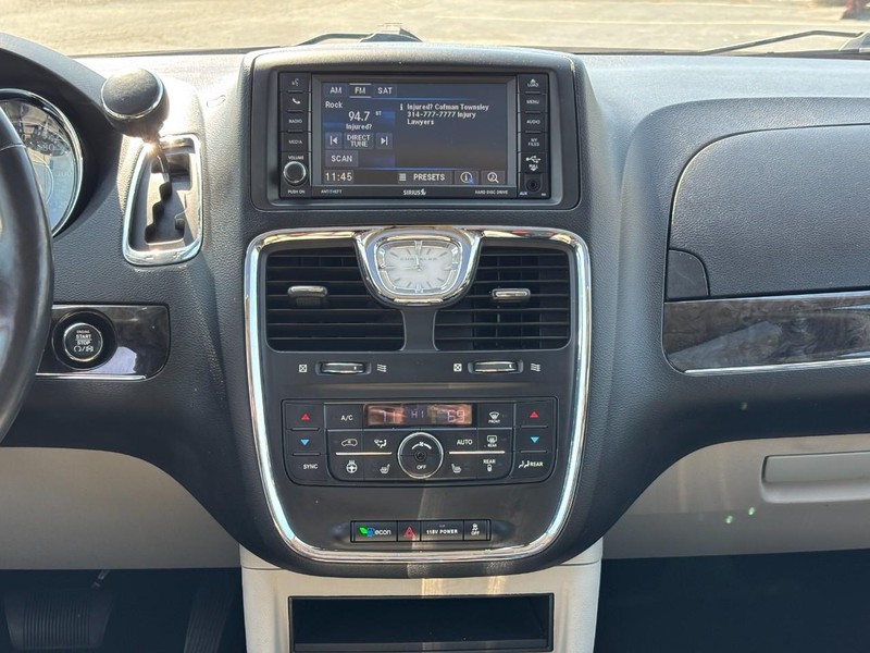 Chrysler Town & Country Vehicle Full-screen Gallery Image 14